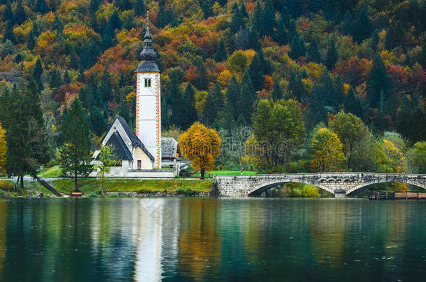 绚丽的景色，五彩缤纷的秋天场景，著名的圣约翰浸礼会教堂，博欣杰湖，里比切夫拉兹，旅游村在S
