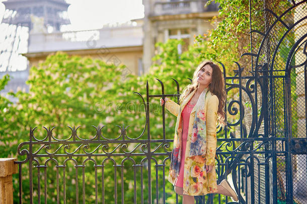 巴黎埃菲尔铁塔附近一条街上的美女