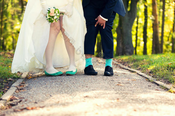 新郎和新娘的脚上有绿色的袜子