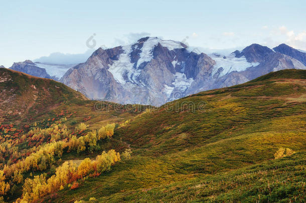 秋天的风景和雪山的山峰。 山的景色