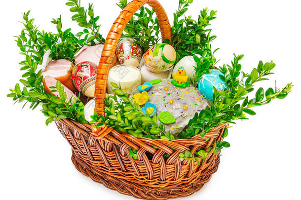 复活节蛋糕五颜六色的鸡蛋在篮子里隔离