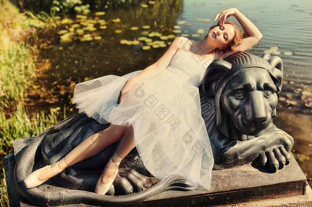 美丽的<strong>女舞者</strong>躺在狮子雕像上。
