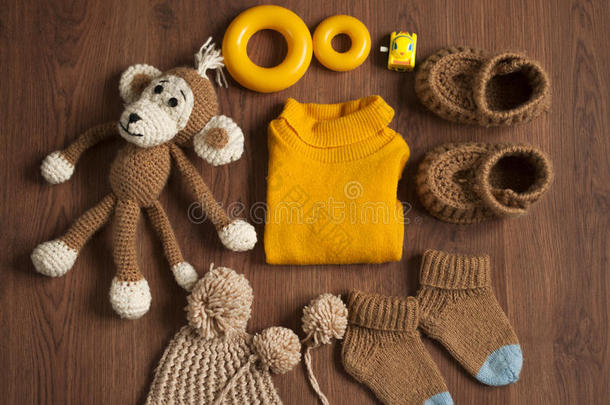 平躺婴儿针织衣服和玩具