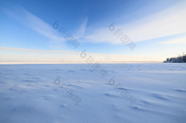 冰冻的湖景和蓝天
