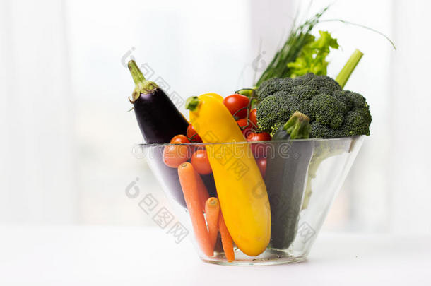 把成熟的<strong>蔬菜</strong>放在桌上的<strong>玻璃碗</strong>里