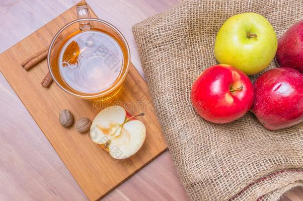 苹果酒-酒精热苹果饮料和苹果在木桌上。 上面的风景