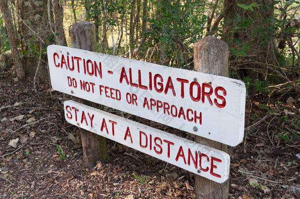 警告标志警告在布拉佐斯弯曲州立公园附近休斯顿，得克萨斯州