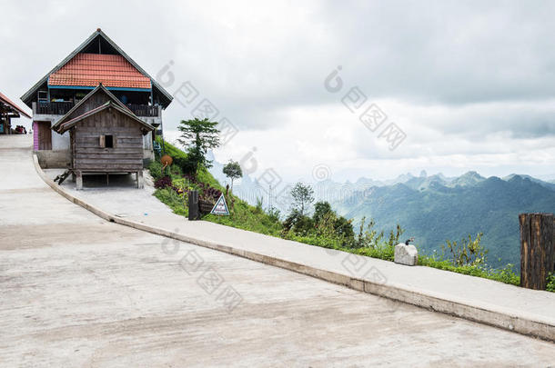 冒险美丽的美女蓝色建筑