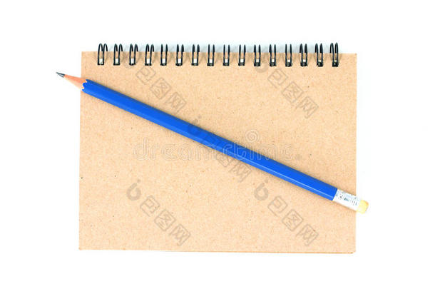 白色背景的铅笔和笔记本。