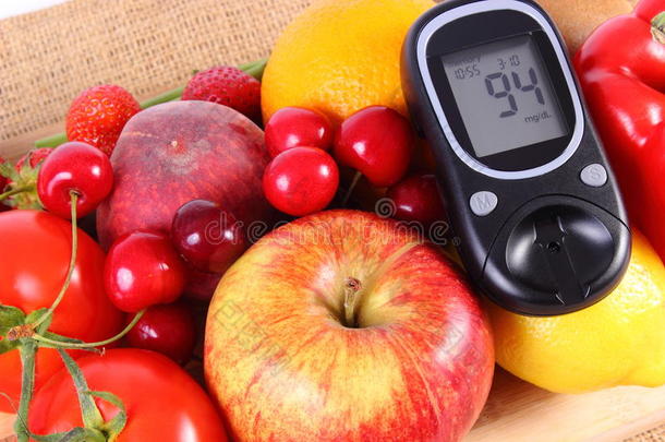 <strong>血糖</strong>仪与水果和蔬菜，健康营养，糖尿病