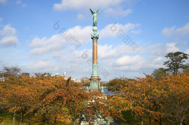 列-兰杰利尼公园里伊瓦尔·休伊特菲尔德海军上将的纪念碑。 哥本哈根