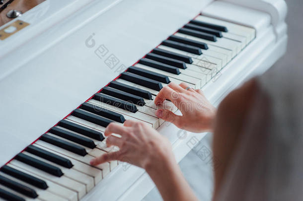 把手举起来弹钢琴。