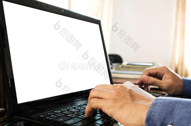 一个人在家里的办公室用笔记本电脑，笔记本电脑屏幕上有电脑空间