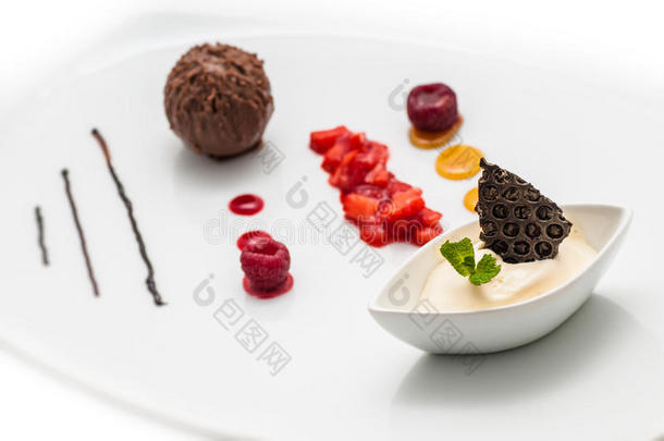 巧克力球与冰淇淋和水果在白色<strong>盘子</strong>，甜甜点与巧克力，产品<strong>摄影</strong>的糕点或休息