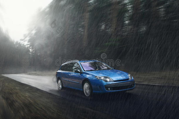 蓝色汽车在雨天在潮湿的道路上<strong>快速行驶</strong>