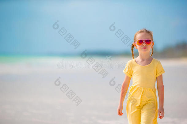 <strong>暑假</strong>期间海滩上可爱的小女孩