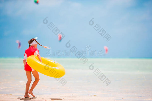可爱的小女孩享受假期海滩假期