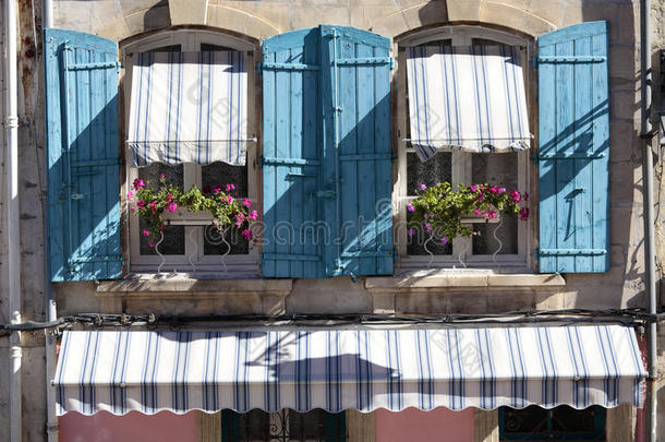 法国普罗旺斯风格的农舍窗户，蓝色百叶窗和<strong>花箱</strong>