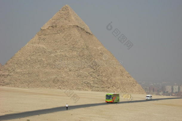 埃及金字塔，小小的人物和旅游巴士