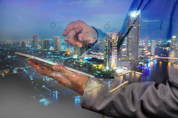 商人的双曝光图像使用数字平板电脑和城市