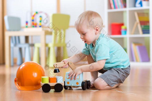 <strong>幼儿幼儿</strong>在室内玩玩具车