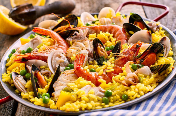 新鲜多彩的西班牙海鲜海鲜饭