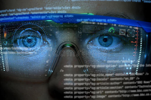 未来主义监视器的脸与代码和信息全息图。 眼睛哈德动画。 未来的概念