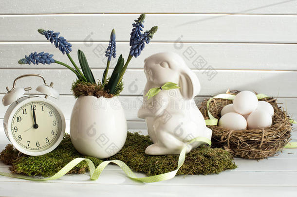 复活节装饰白兔，<strong>春</strong>花，<strong>闹</strong>钟和农村鸡蛋。 复活节兔子。