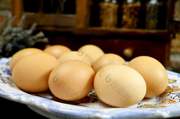 老式木制香料架或储藏柜上的新鲜鸡蛋