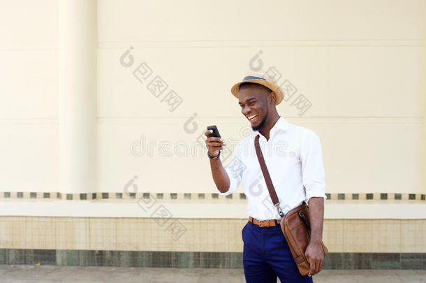 酷酷的黑人年轻人看着手机