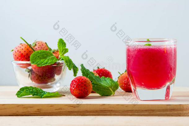 新鲜的红色<strong>草莓汁</strong>在透明玻璃上饮用