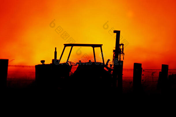 抽象背景拖拉机和农场围栏与炽热的澳大利亚灌木丛火灾