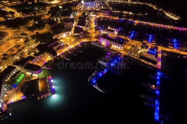 利马索尔码头的空中夜景