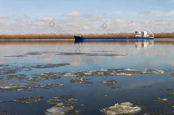 冬季河流上的干货船。