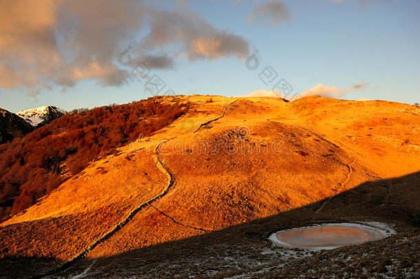 余辉下午阿尔卑斯山乡村领域