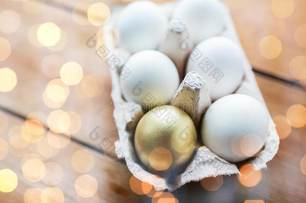关闭鸡蛋盒中的白蛋和金蛋