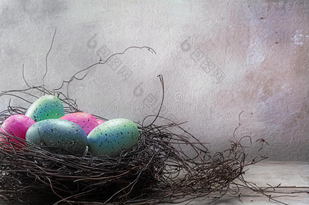 复活节巢与彩色鸡蛋在淡粉色和蓝色绿松石