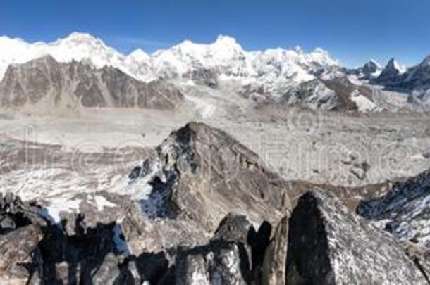 卓玉山和珠穆朗玛峰美丽的全景