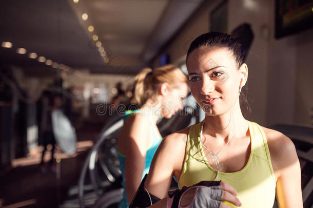 细节，有吸引力的女人在跑步机上跑步后在健身房