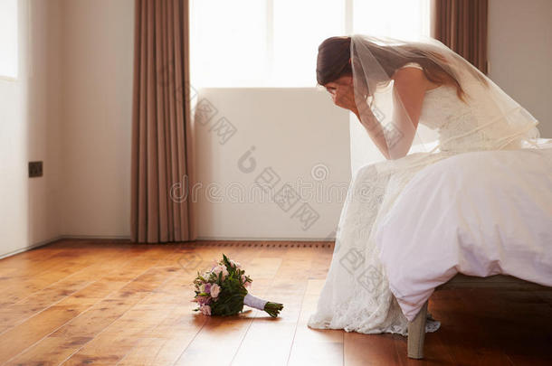在卧室里的新娘在婚礼前有第二想法