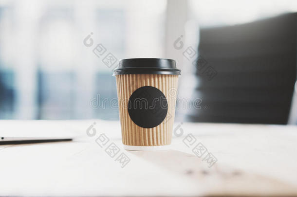 木桌上空白工艺纸咖啡杯的特写。 给你广告的空间。 水平模型，模糊