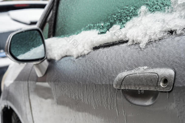 冻雨后，汽车手柄、镜子和窗户都被冰覆盖。
