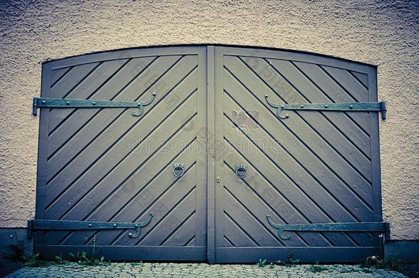 复古复古颜色的车库门。 建筑物中现代车库的<strong>双面</strong>门。