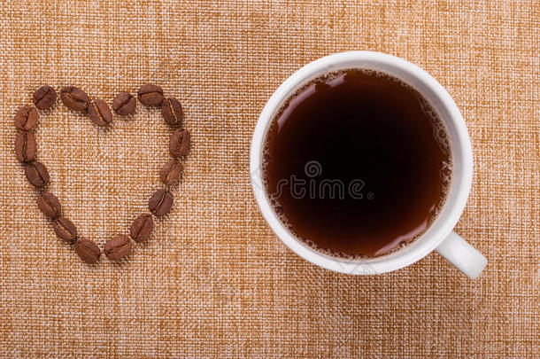 一杯咖啡和谷物呈心形