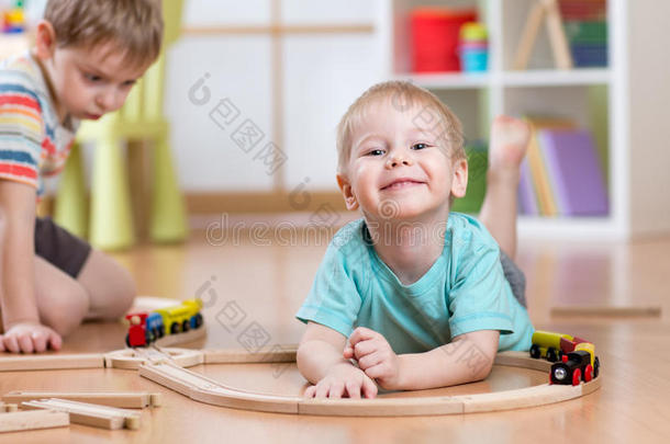 孩子们在托儿所玩铁路道路玩具