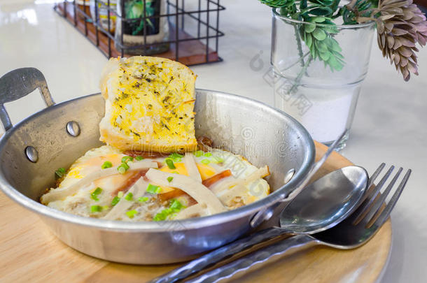 鸡蛋锅与猪肉和面包早餐，传统泰国风格