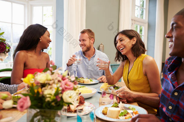 在家的朋友围坐在桌子旁参加晚宴