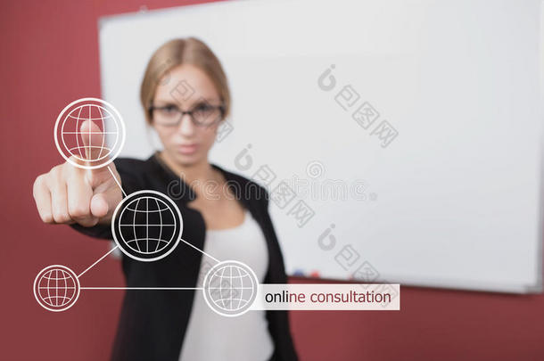 商业、技术和互联网概念-女商人在虚拟屏幕上按下在线咨询按钮