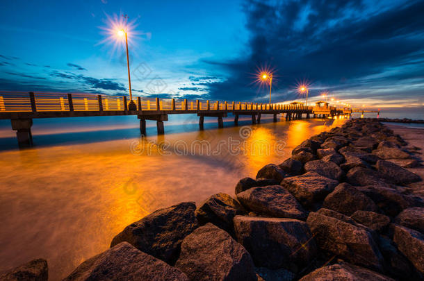 日落后的福德索托海湾码头，弗罗里达州
