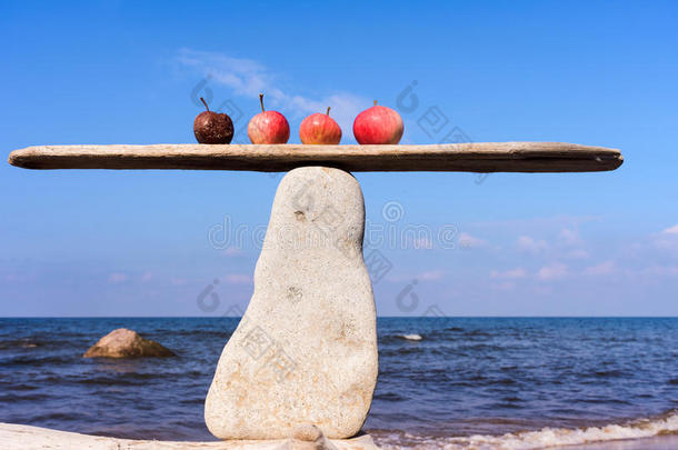石头上有四个苹果